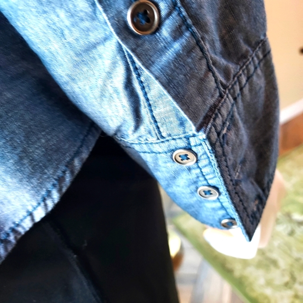 Columbia: Ladies Couple Button Front Tapered Refined Chambray Shirt. - Picture 5 of 12